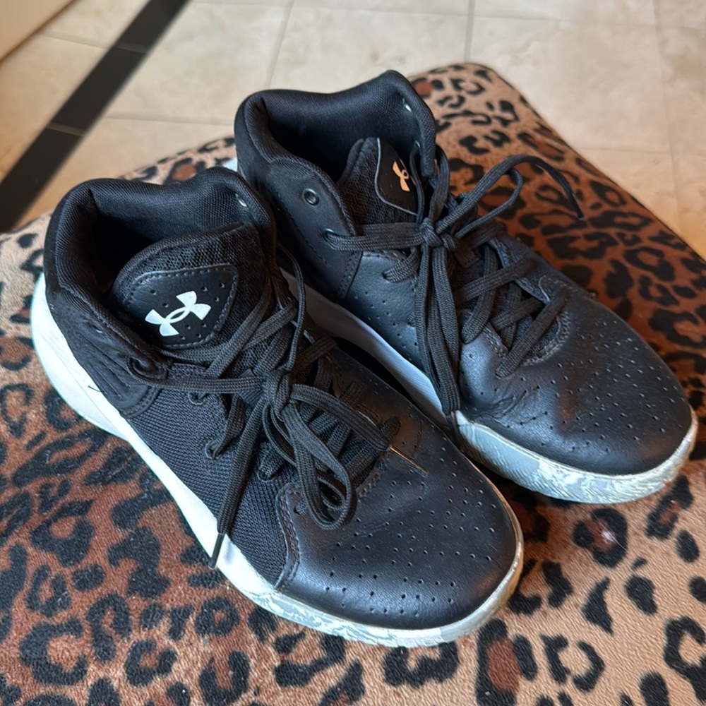 Under armor youth basketball shoes size 6